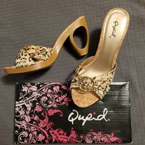 Qupid Heels/Sandal with cutout heel